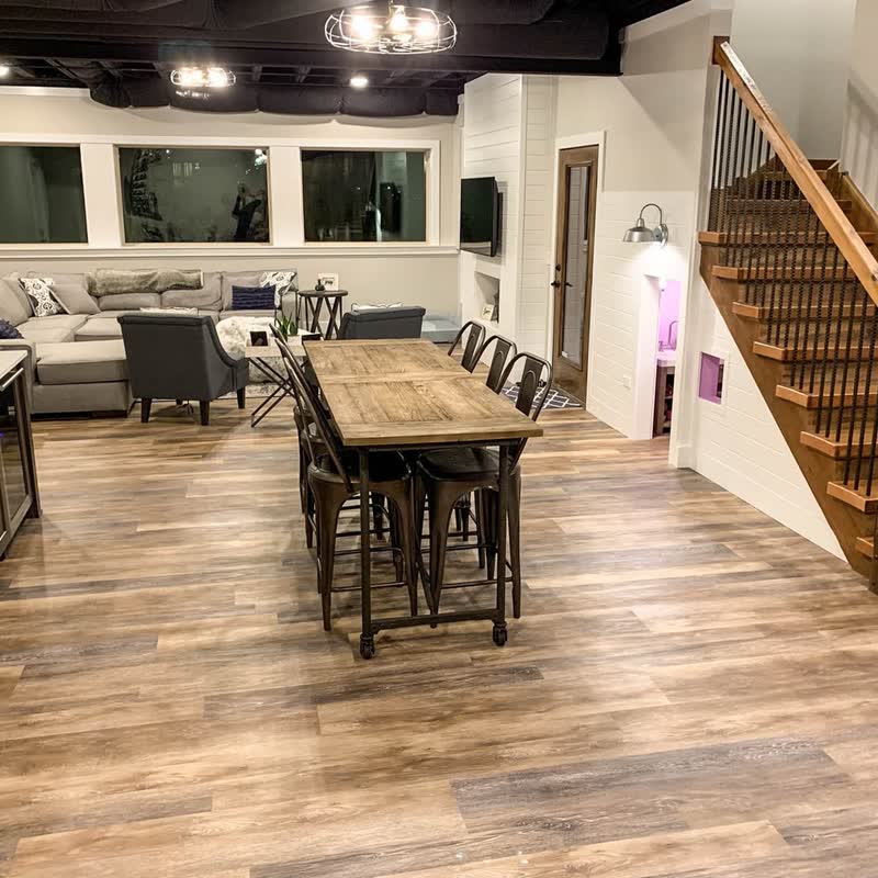 Sala de estar com piso laminado claro instalado pela Primerevest