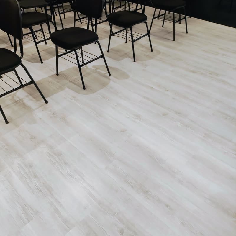 Sala comercial com piso vinílico claro