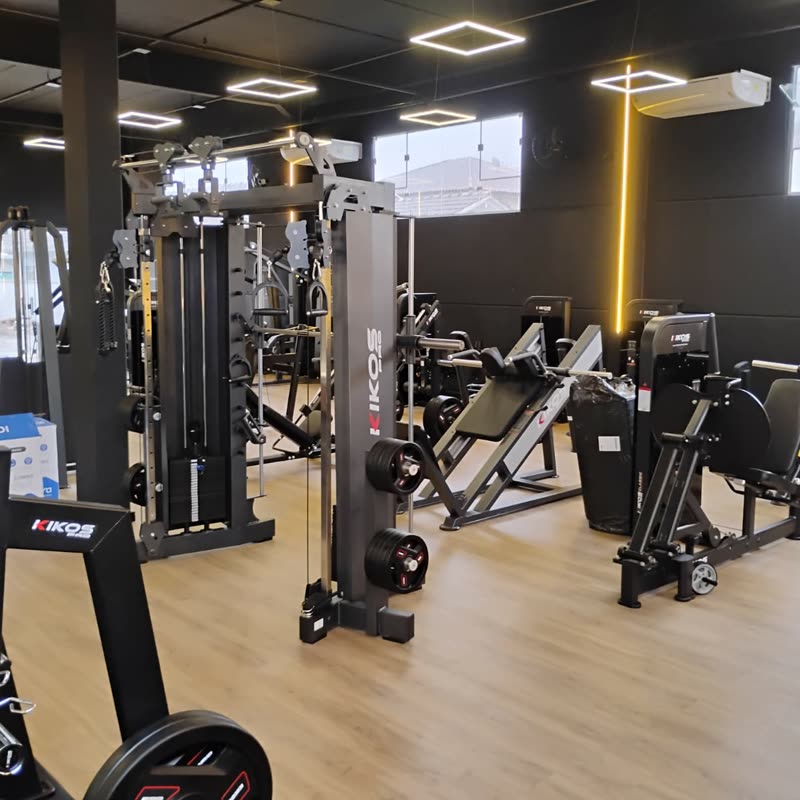 Academia com piso laminado instalado