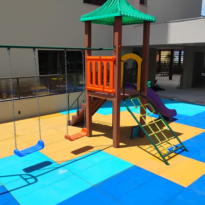 Área de lazer com piso emborrachado colorido instalado