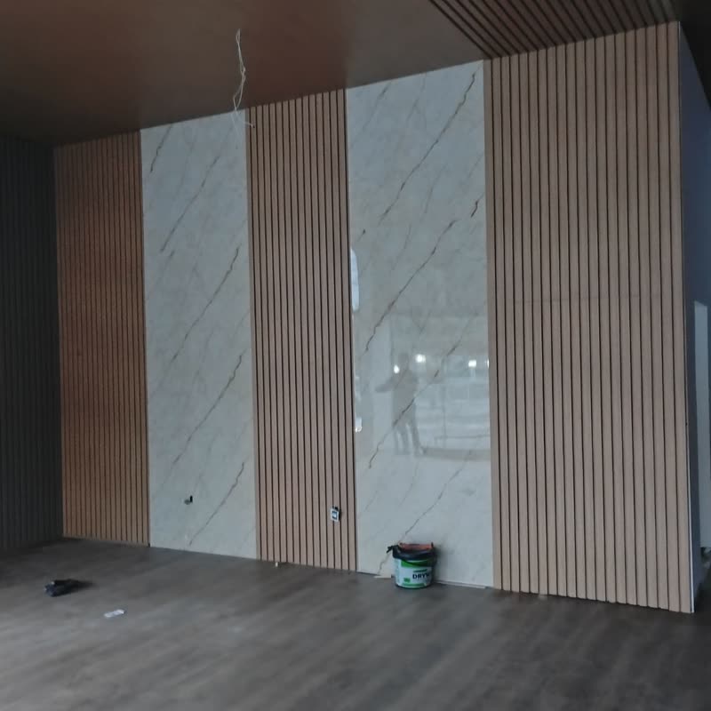 Painel ripado em parede e teto